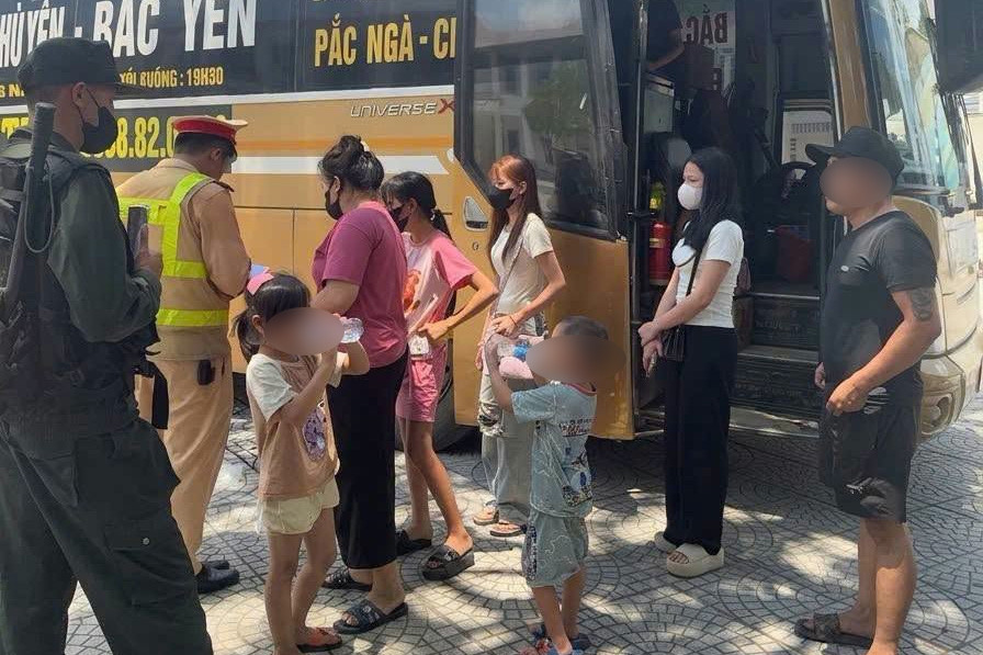 Ô tô 19 chỗ nhồi nhét khách, chở lên 67 người