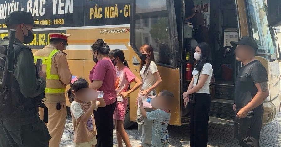 Ô tô 19 chỗ nhồi nhét khách, chở lên 67 người