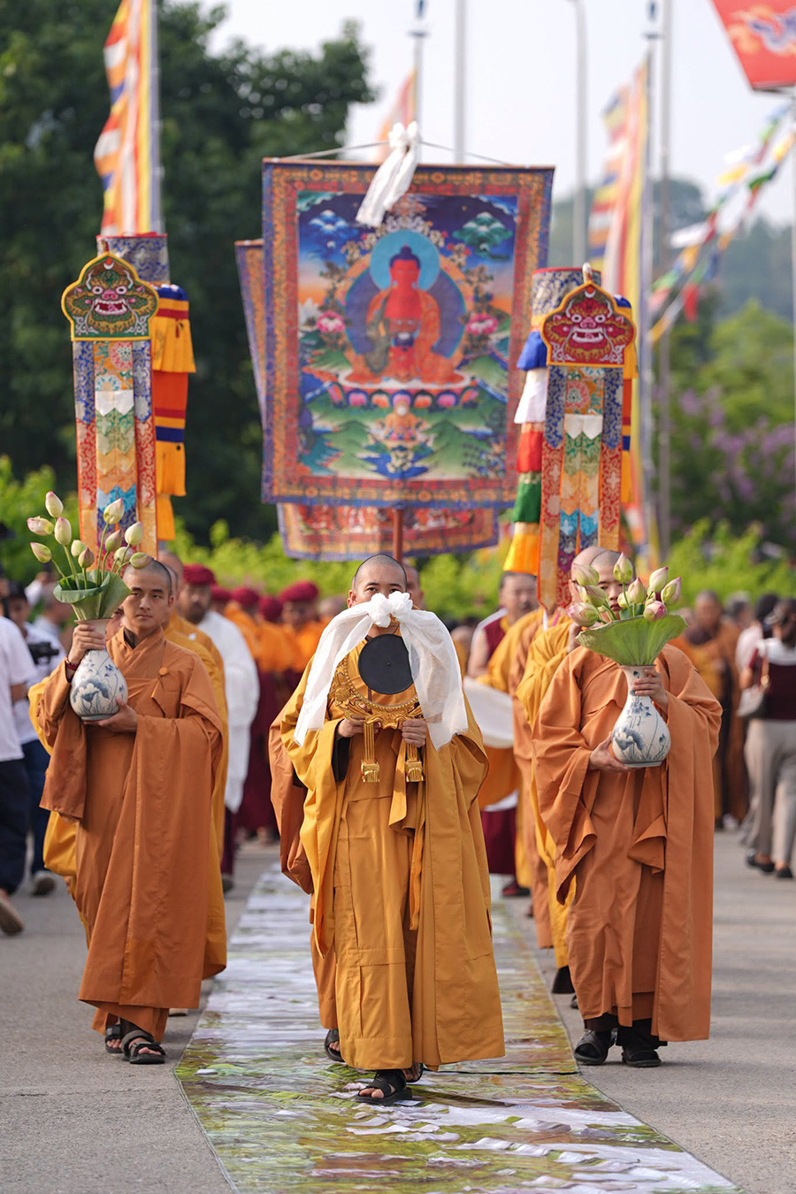 Tăng đoàn cung rước tranh Thangka Đức Phật A Di Đà cùng phẩm vật dâng cúng.jpg