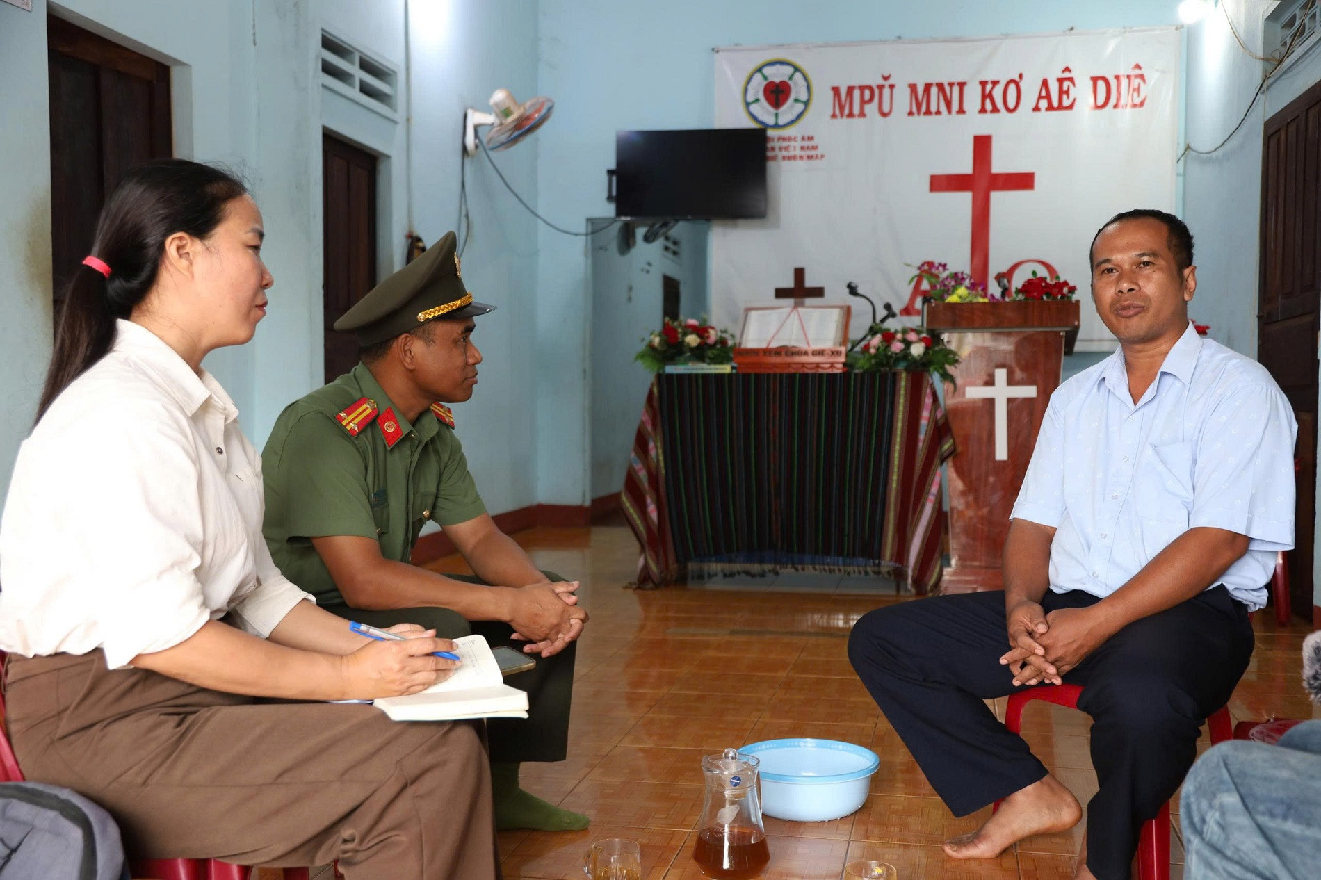 Trung tá Y Dham Byă tranh thủ gặp gỡ già làng, Người có uy tín, chức sắc, chức việc tôn giáo, những tín đồ tích cực.jpg