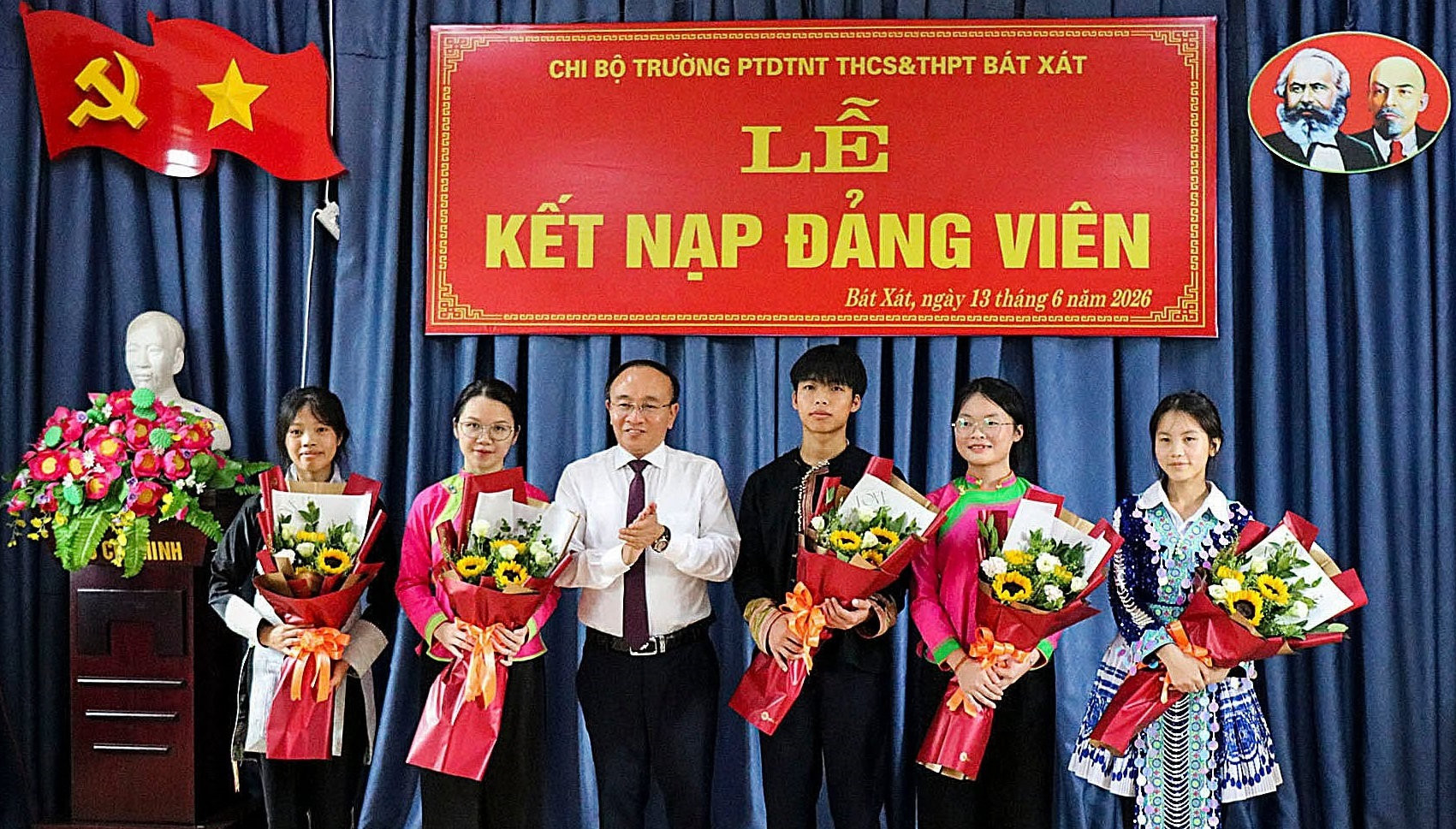 Trường Phổ thông Dân tộc nội trú THCS và THPT Bát Xát, tỉnh Lào Cai, đã tổ chức Lễ kết nạp Đảng cho 5 quần chúng ưu tú là học sinh của nhà trường.
