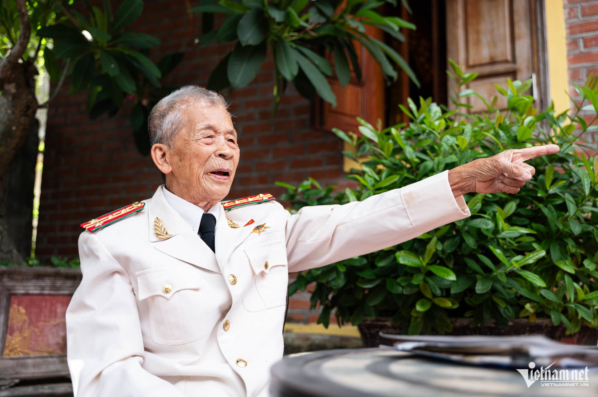 W-đại tá 102 tuổi.jpg