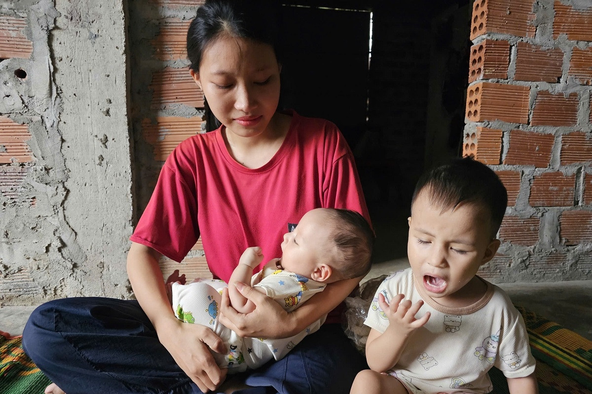 2 con mắc bệnh mắt bẩm sinh, 3 tuổi chưa biết nói, chưa biết đi