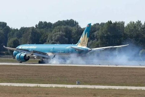 Bản tin sáng 19/8: 4 lốp máy bay Vietnam Airlines bị nổ sau cú cất cánh ở Munich
