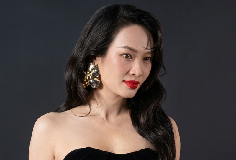 Á hậu Vũ Thúy Quỳnh váy nhung trễ vai