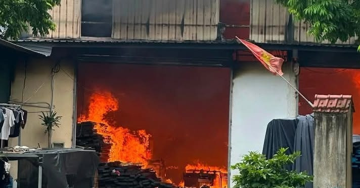 Cháy xưởng gỗ ở Hà Nội, khói đen bốc ngùn ngụt