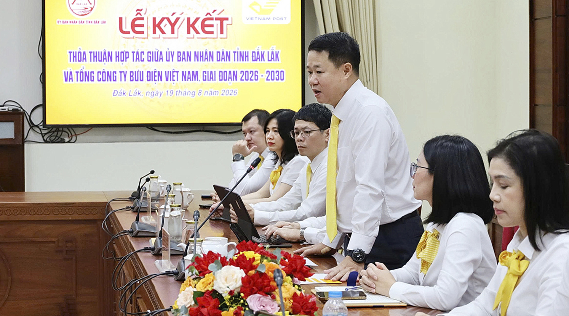 Chu tich HDTV Vietnam Post 2.jpg