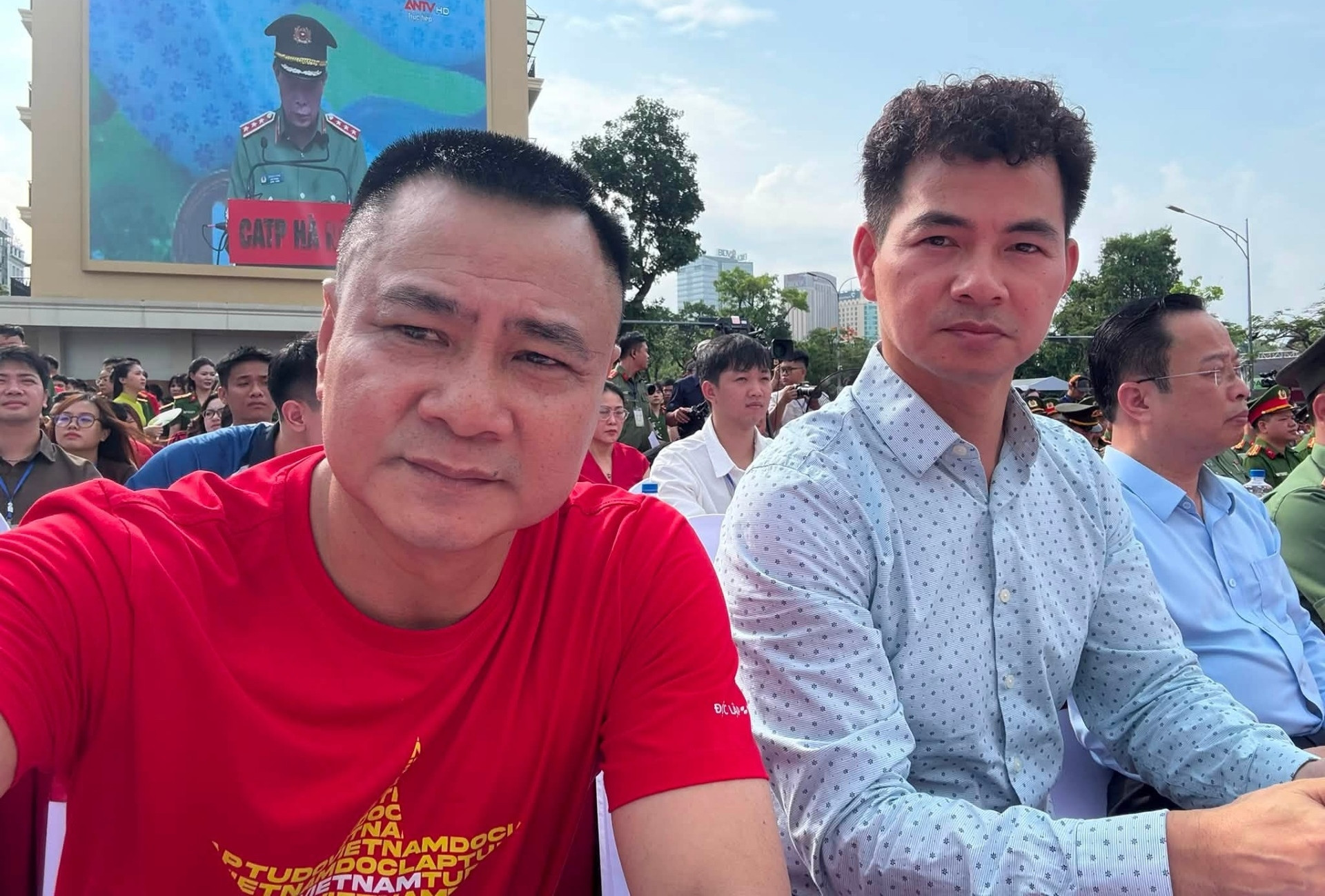 Đại tá Tự Long thân thiết Cục trưởng Xuân Bắc, Hà Kiều Anh được khen 'đẹp như tranh'
