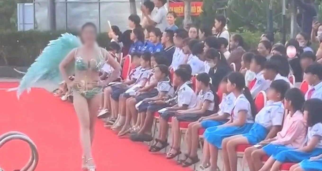 Để học sinh xem phần thi áo tắm, đơn vị tổ chức thi hoa hậu bị phạt