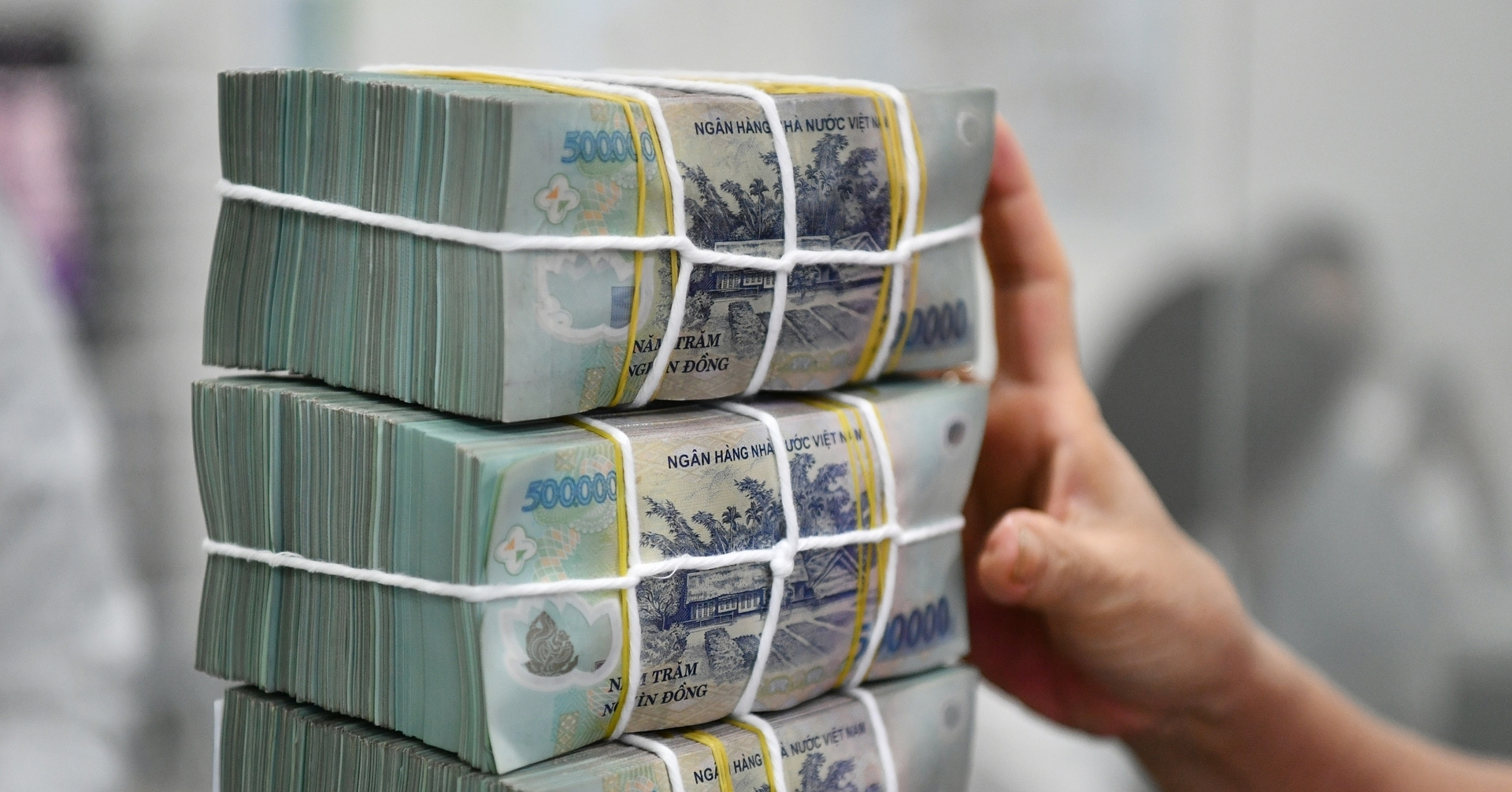 Khách VIP gửi 8,6 tỷ đồng vào ngân hàng, bất ngờ thành người mua trái phiếu