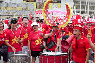 Mỹ Đình rực đỏ trước giờ bóng lăn, hàng nghìn CĐV tiếp lửa tuyển Việt Nam