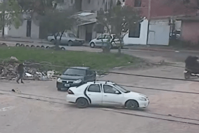 Ô tô chết máy bị tàu hỏa tông văng, 5 người thoát nạn trong gang tấc