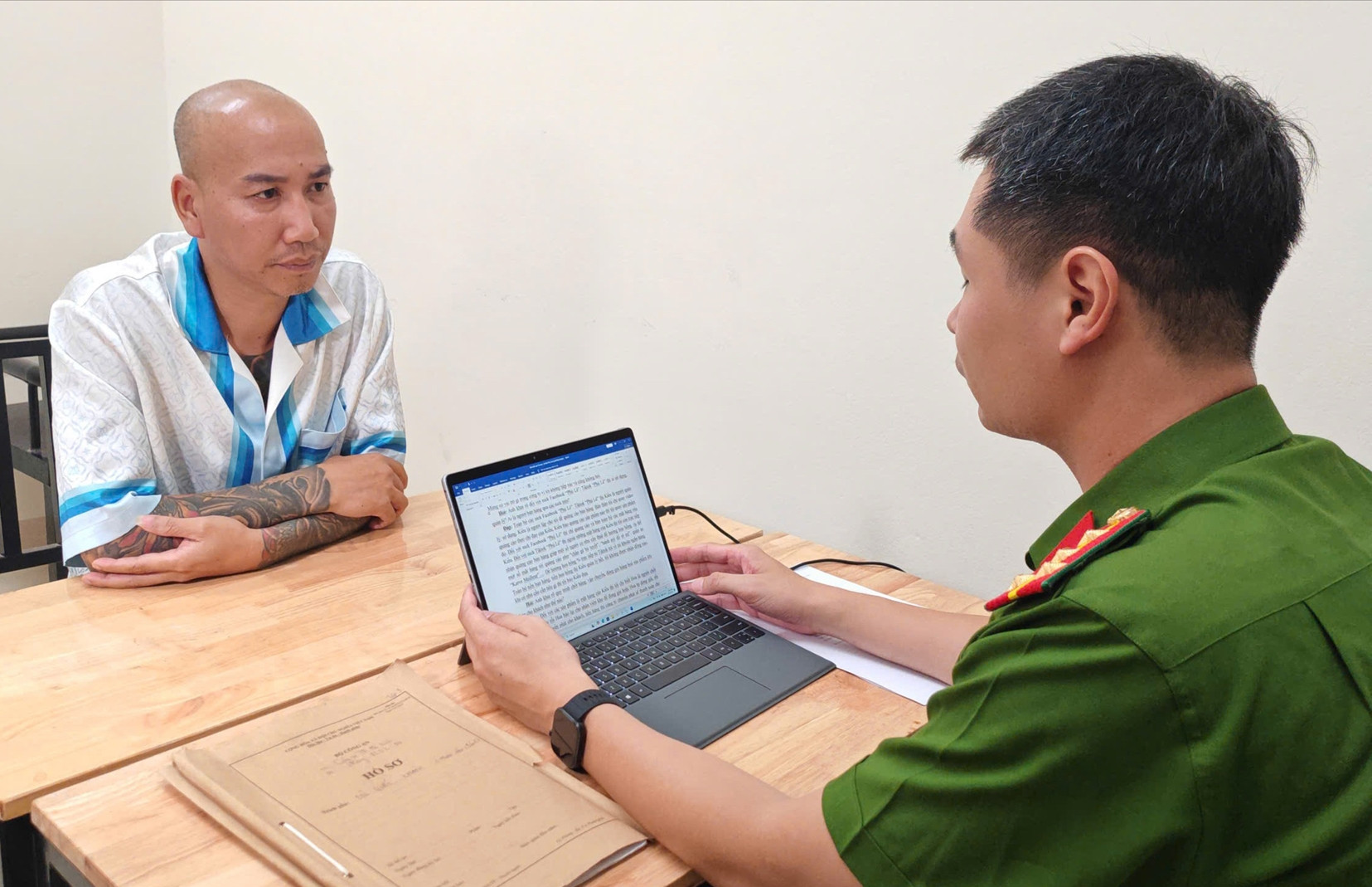 Phú Lê cùng vợ vận hành 3 công ty nào?