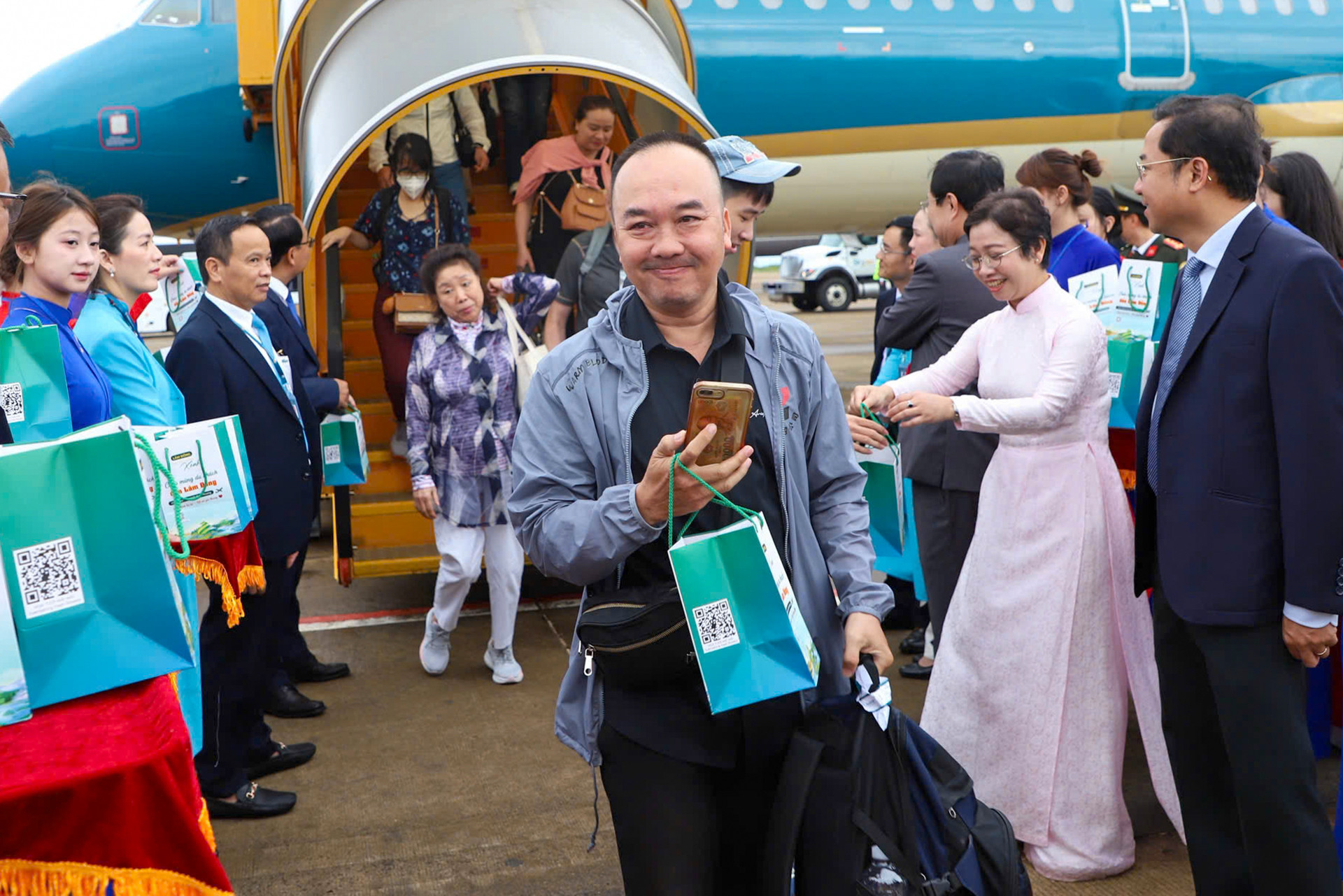 https://static-images.vnncdn.net/vps_images_publish/000001/000003/2026/8/19/san-bay-lien-khuong-4-464.jpg