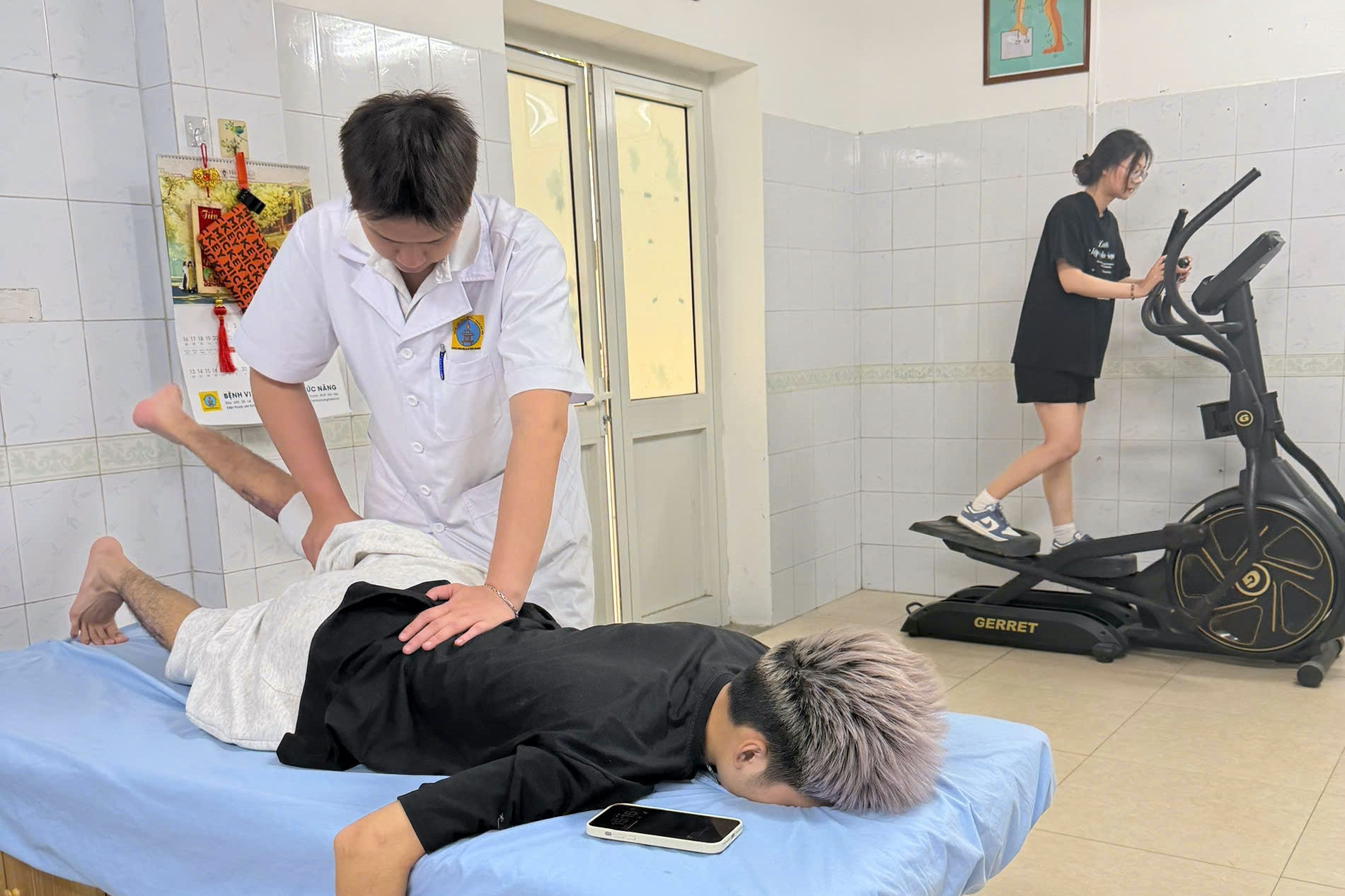 Sau tập thể thao, chân nặng như đeo đá có sao không?