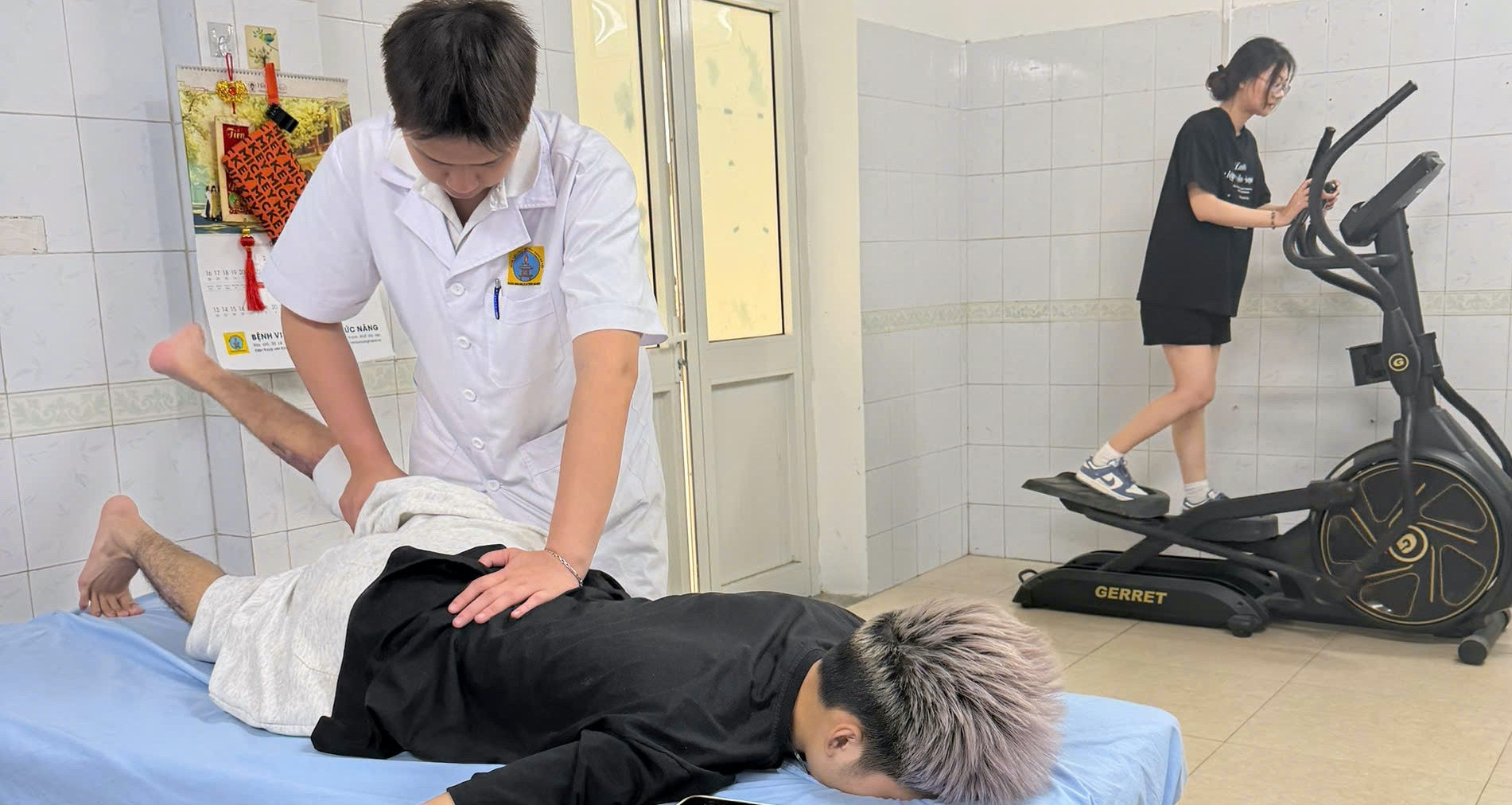 Sau tập thể thao, chân nặng như đeo đá có sao không?