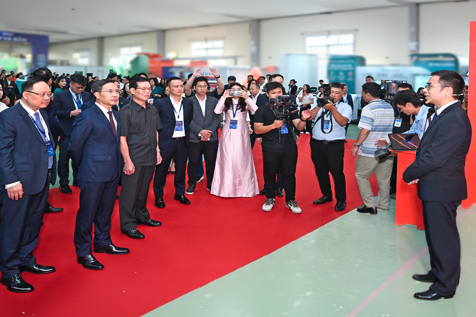 SHB SAHA Shop gây ấn tượng tại sự kiện Chuyển đổi số ngành Ngân hàng 2026