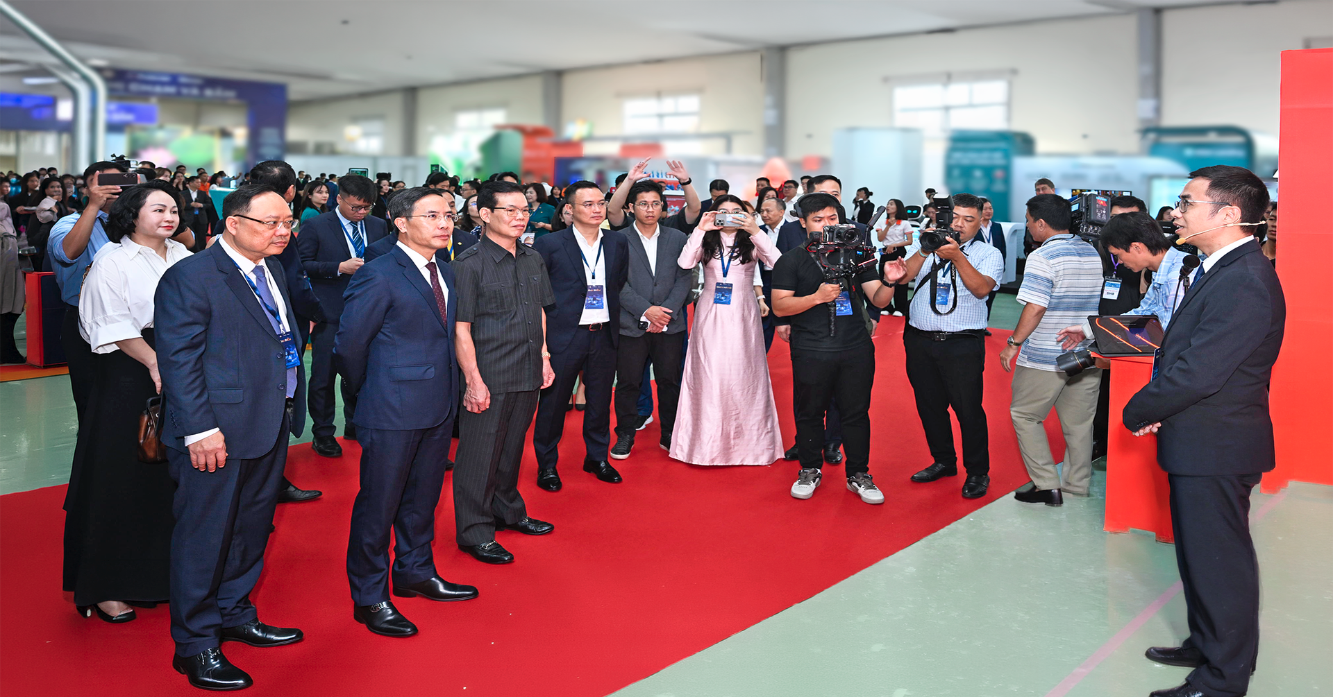 SHB SAHA Shop gây ấn tượng tại sự kiện Chuyển đổi số ngành Ngân hàng 2026