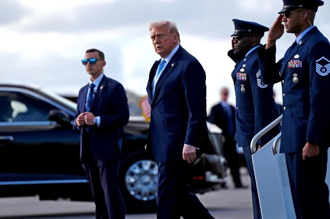 Tổng thống Trump tạm hoãn áp thuế 50% với hàng hóa Canada