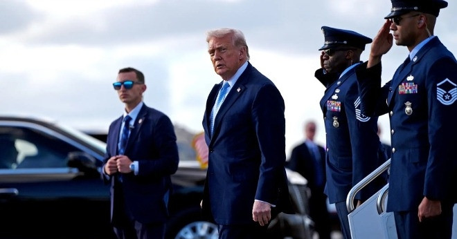 Tổng thống Trump tạm hoãn áp thuế 50% với hàng hóa Canada