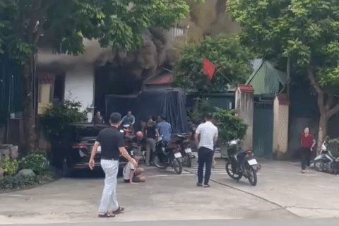 Vụ cháy 3 người tử vong ở Hà Nội: Nhân chứng kể phút công nhân leo mái thoát thân