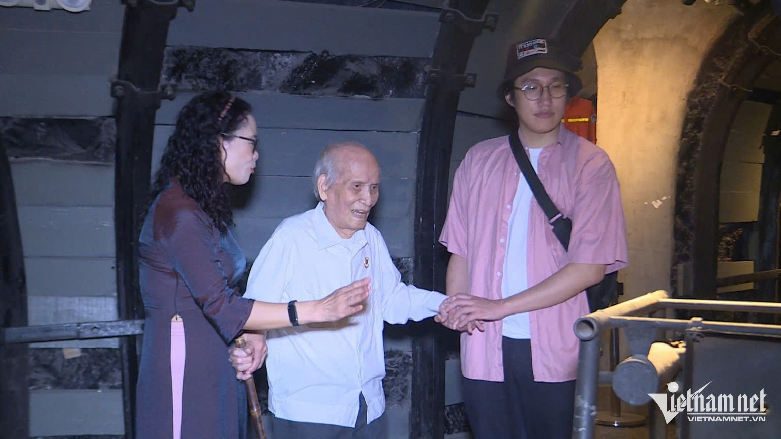 W-Cụ Đàm đến thăm quan không gian mỏ than hầm lò tại Bảo tàng Quảng Ninh.jpg