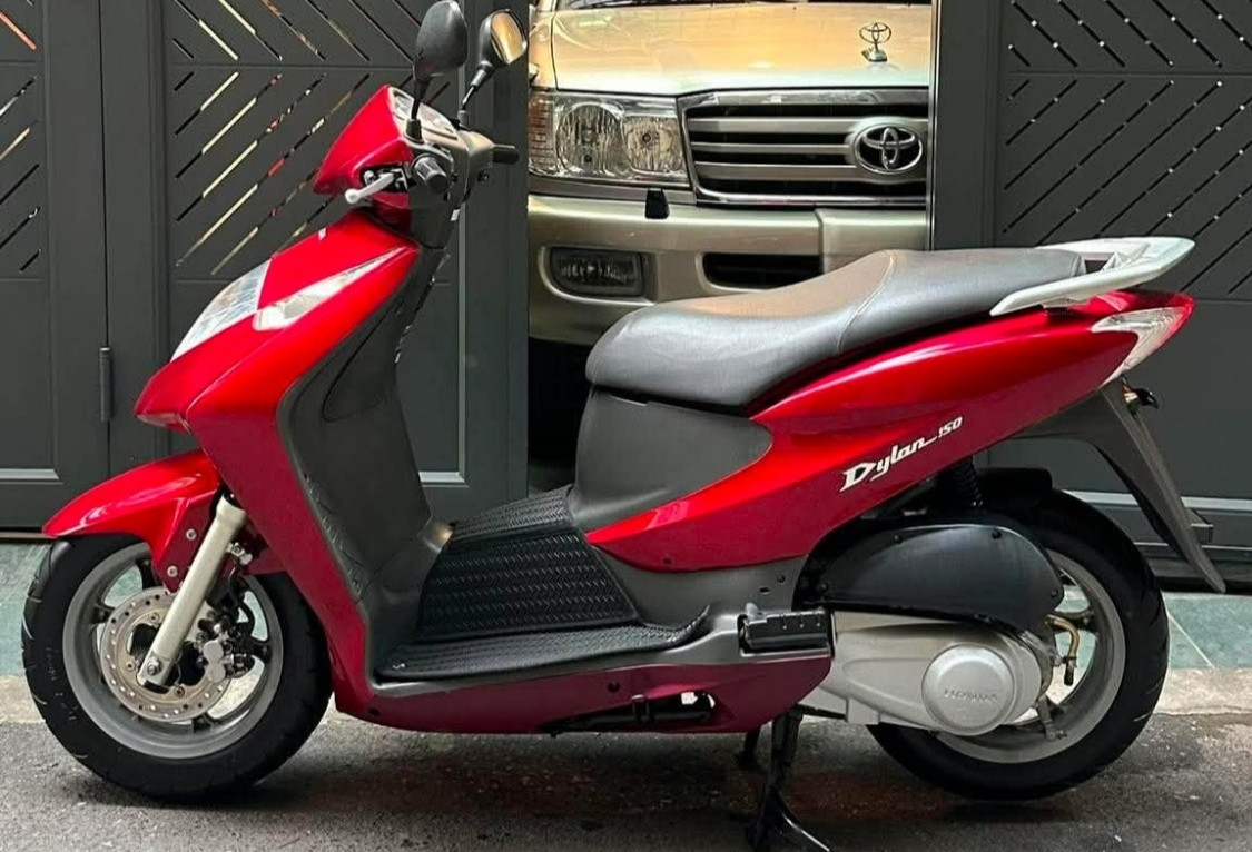 Xe tay ga Ý Honda Dylan 20 năm tuổi giá đắt hơn SH Mode 2026