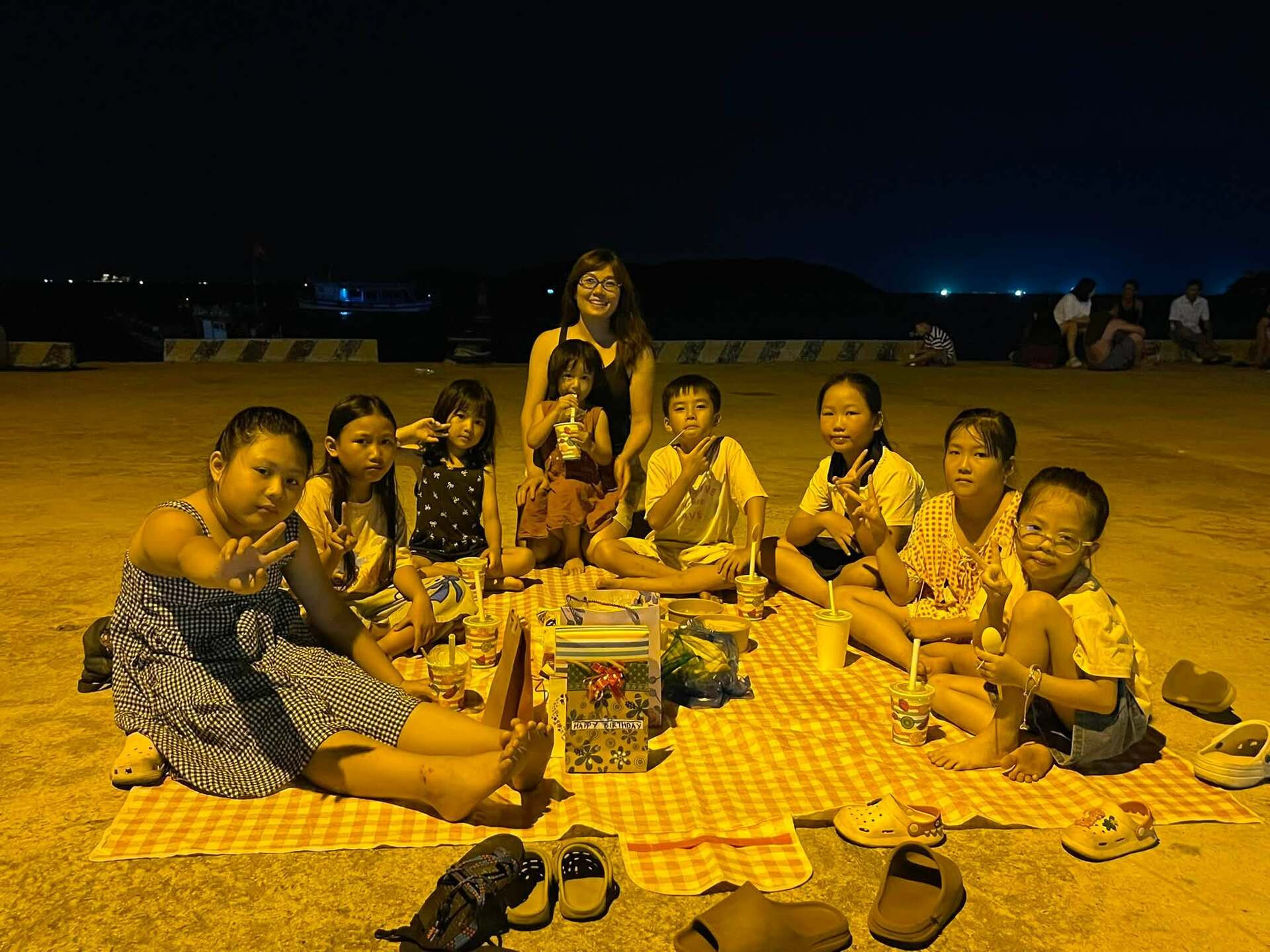 https://static-images.vnncdn.net/vps_images_publish/000001/000003/2026/8/2/4-me-con-mien-trung-cu-lao-cham6-1655.jpg