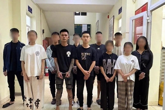  Bản tin cuối ngày 2/8: Khởi tố nhóm người dùng dao, kiếm hỗn chiến tại quán ăn 