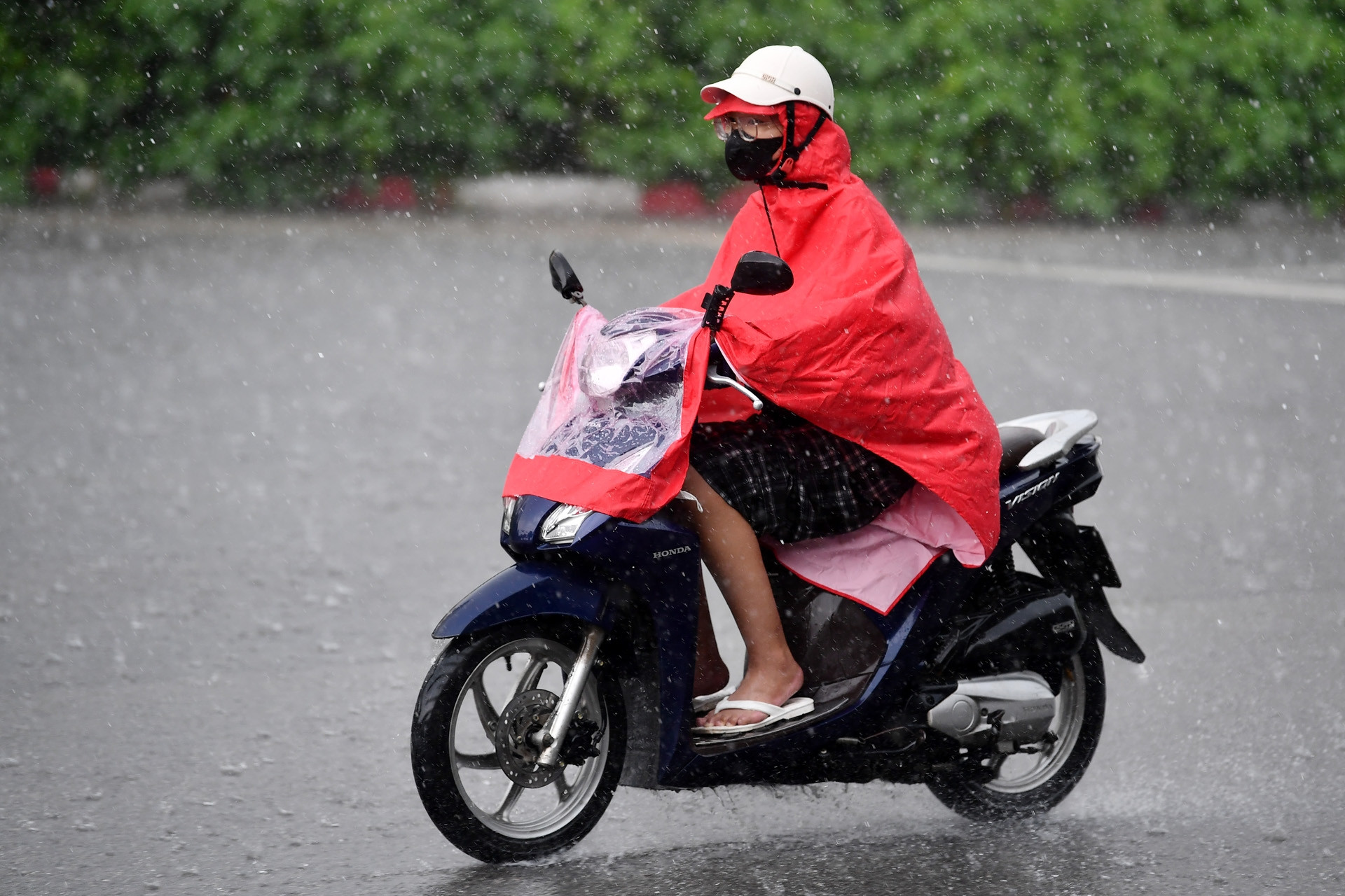 Dự báo thời tiết 3/8: Miền Bắc vẫn xuất hiện mưa lớn cục bộ, Hà Nội 33 độ