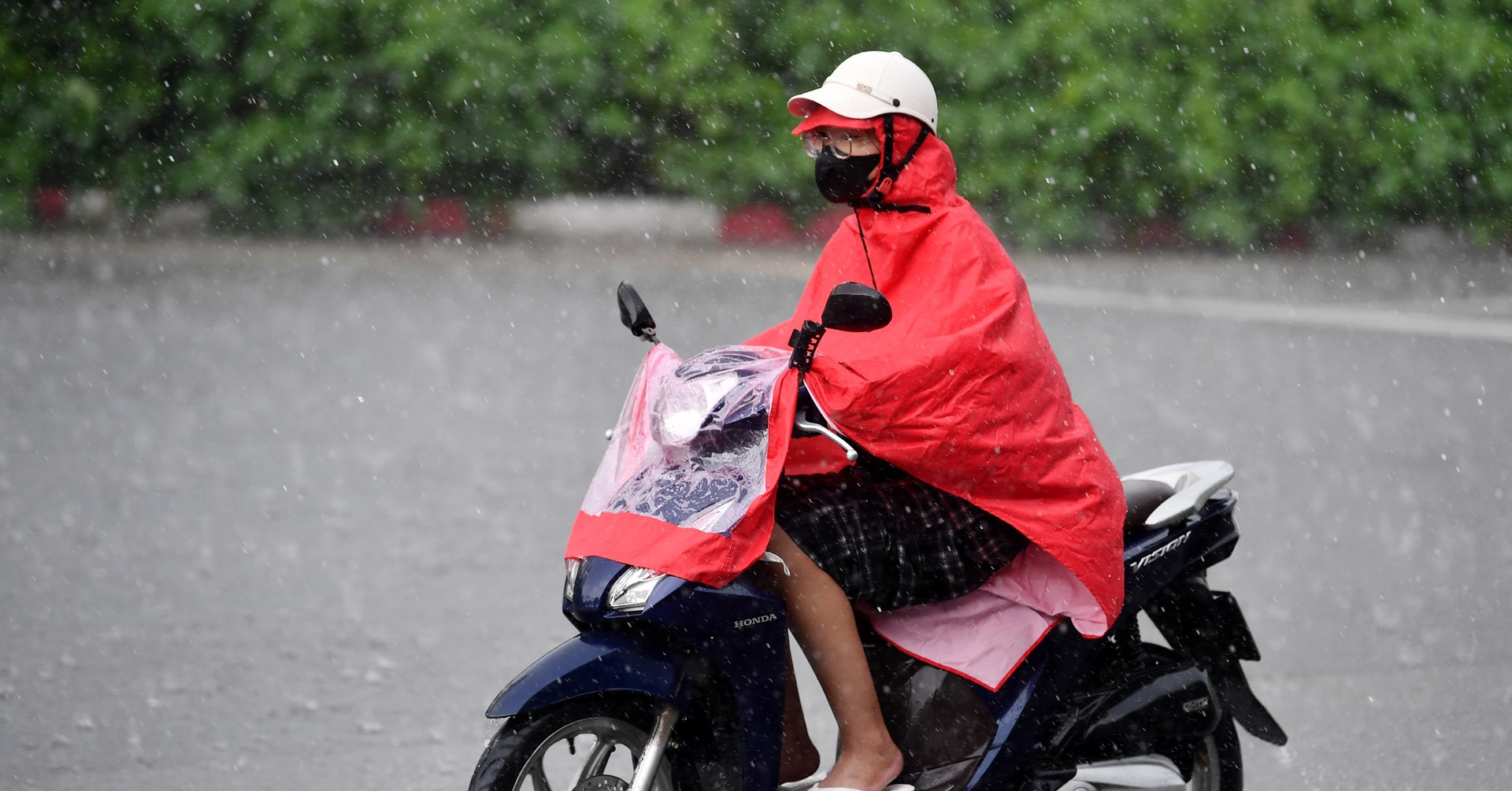 Dự báo thời tiết 3/8: Miền Bắc vẫn xuất hiện mưa lớn cục bộ, Hà Nội 34 độ