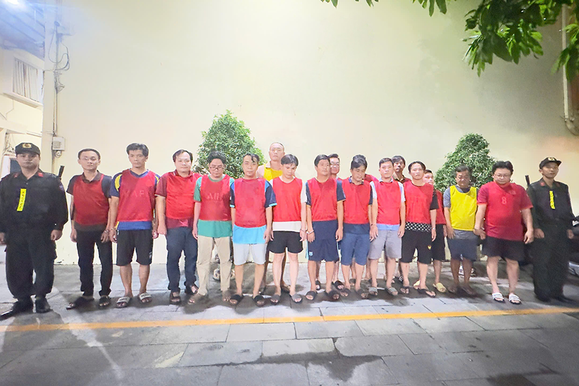 Bắt 17 người trong đường dây cá độ bóng đá, phơi cược ghi sau phiếu giữ xe