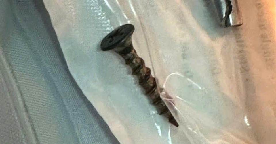 Bé 3 tháng tuổi bị mắc đinh vít dài 4cm trong đường thở