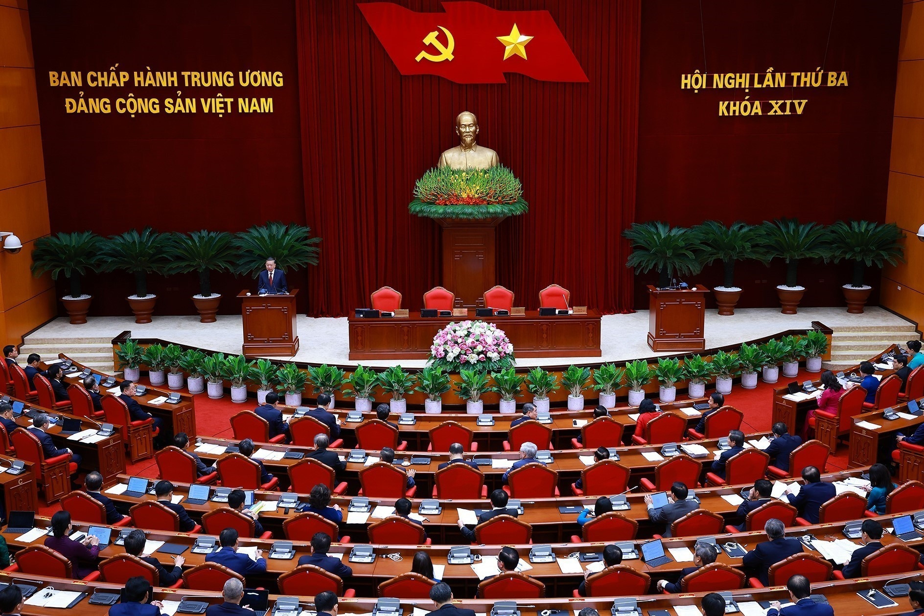 Bộ Chính trị: Kiên quyết chống lợi ích nhóm, bè phái, chạy chức, chạy quyền