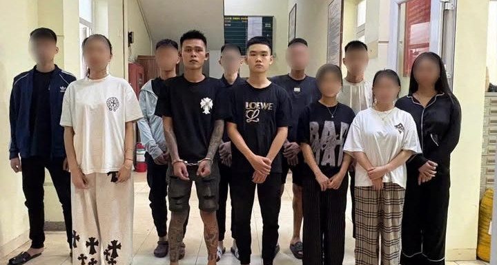 Khởi tố vụ án nhóm người dùng dao, kiếm hỗn chiến tại quán ăn ở Hà Nội