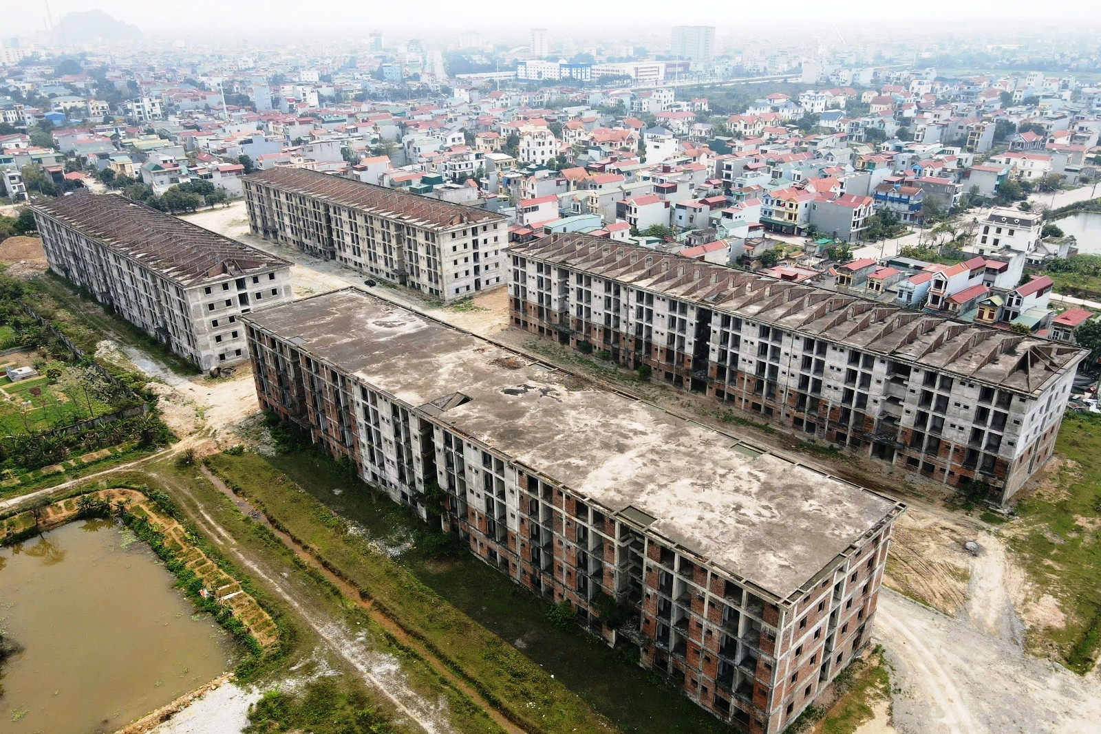 Ký túc xá 860 tỷ ở Ninh Bình: 17 năm dang dở, 4 tòa nhà bỏ hoang