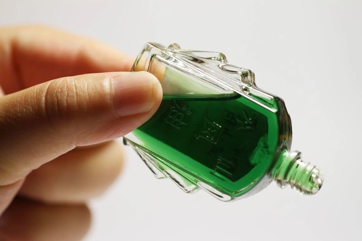 Nhiều người cứ đau đầu là bôi dầu gió, dán cao: Bác sĩ nói gì?