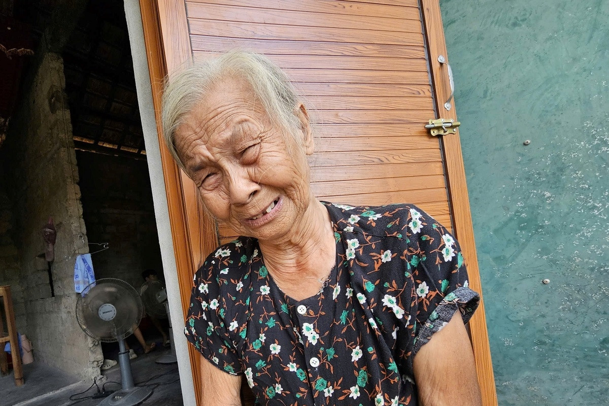 Nỗi bất an của người mẹ 81 tuổi nuôi hai con mắc bệnh trong căn nhà trống trơn