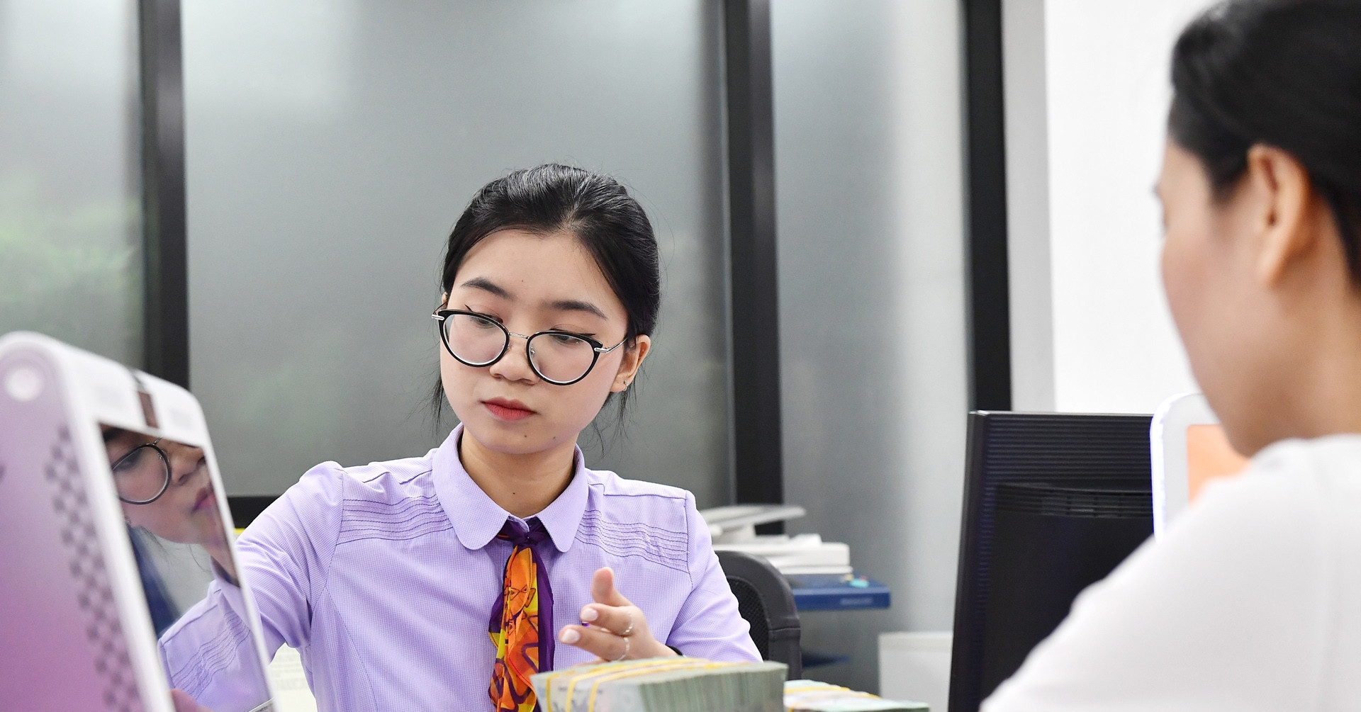 Lương thưởng người ngân hàng tăng mạnh, có nhà băng trả gần 60 triệu/tháng