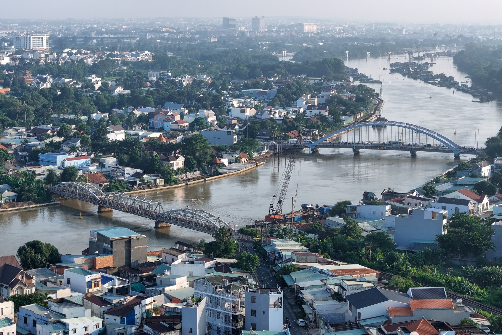 Thành phố trực thuộc Trung ương nào có cảng biển dù không giáp biển?