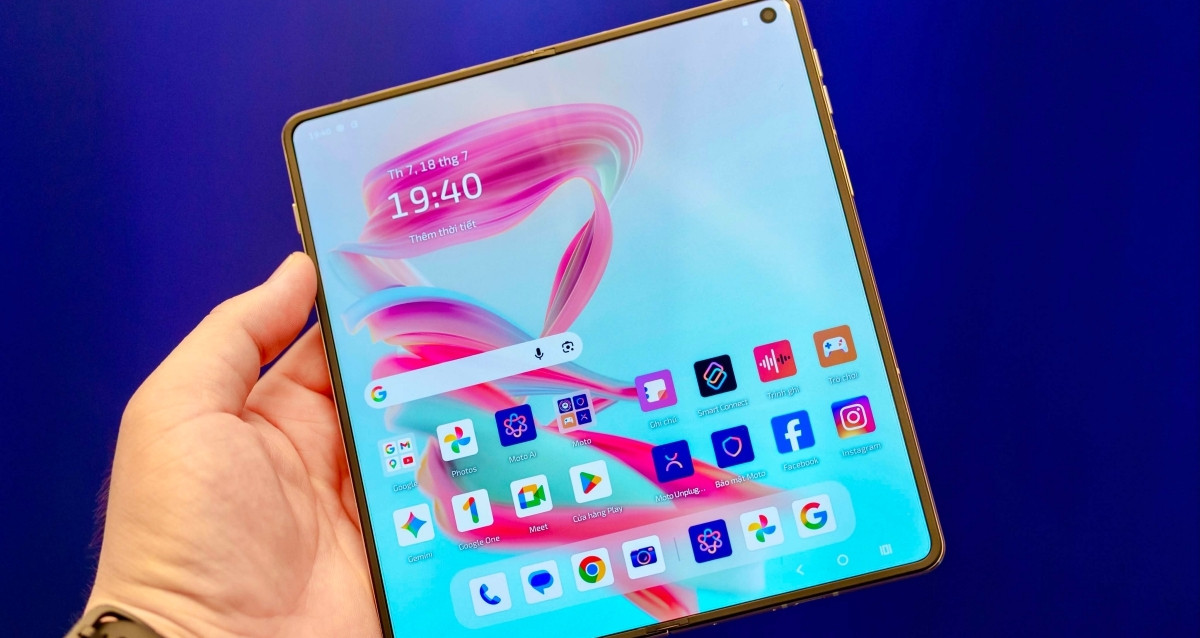 Ảnh thực tế motorola razr fold, giá gần 50 triệu đồng tại Việt Nam