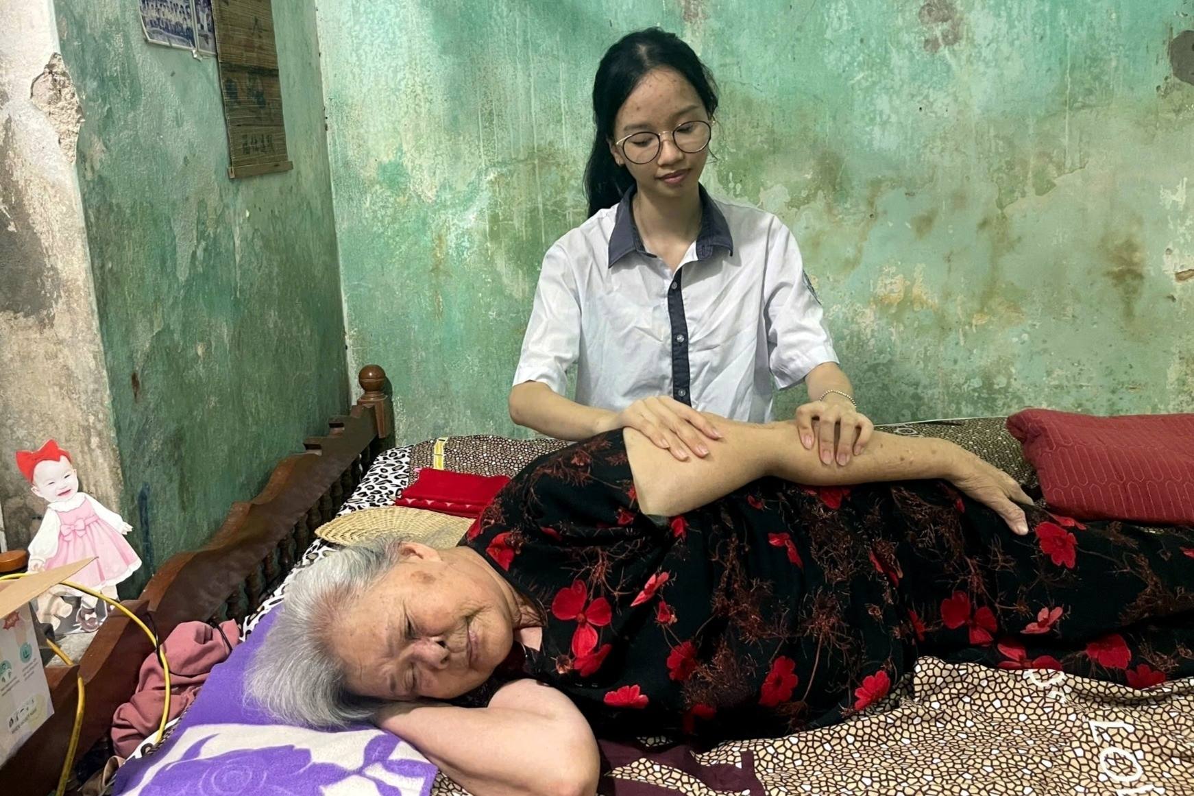 Bà 85 tuổi rơi nước mắt, mong cháu mồ côi cha mẹ không lỡ ước mơ đại học