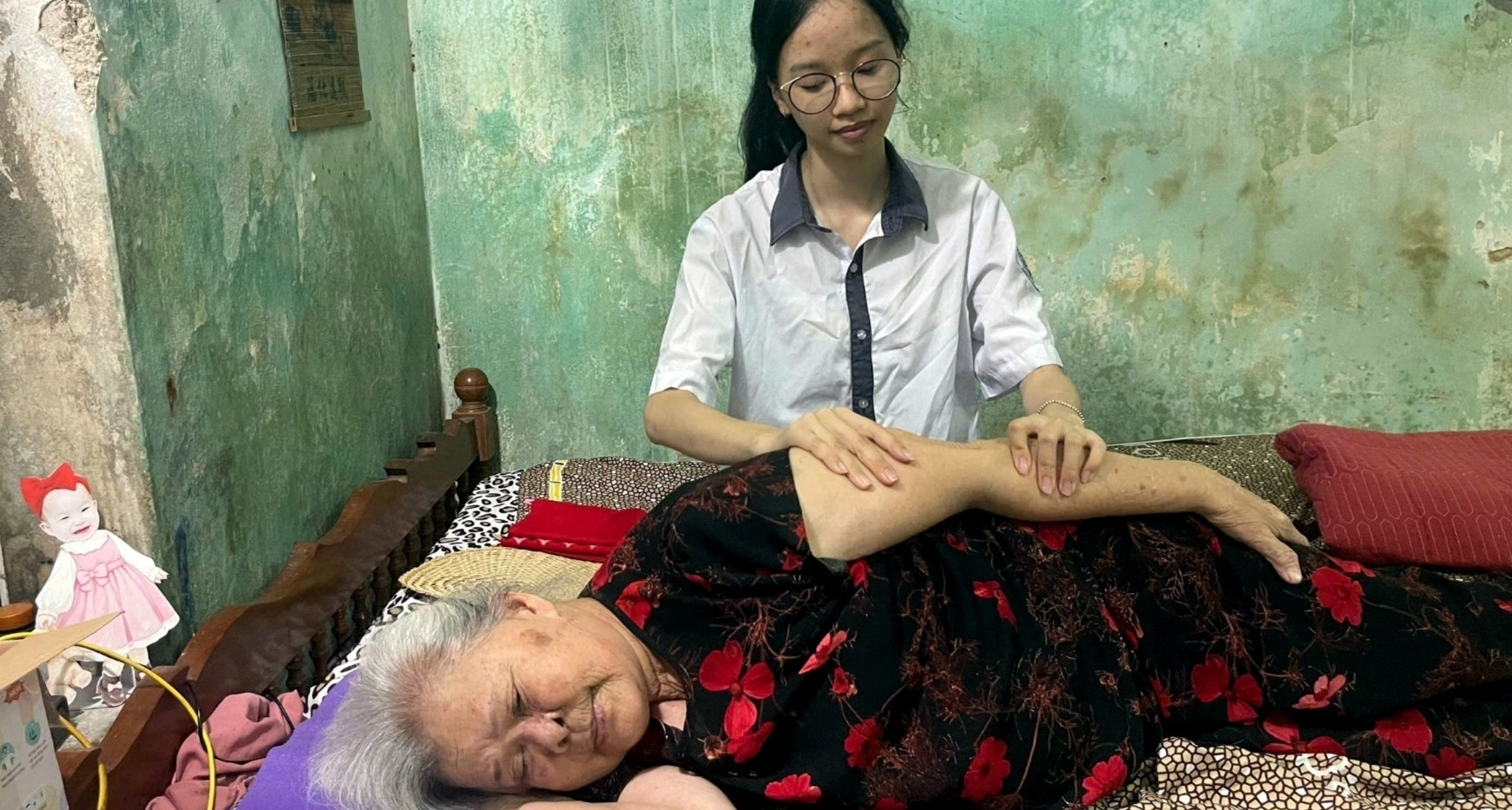 Bà 85 tuổi rơi nước mắt, mong cháu mồ côi cha mẹ không lỡ ước mơ đại học