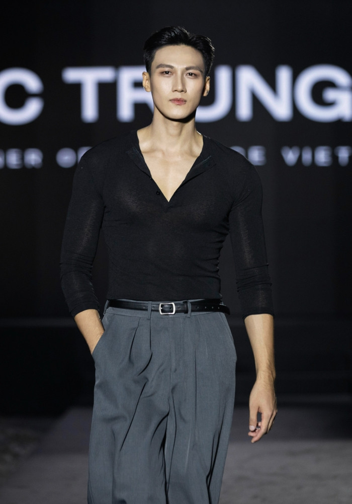 https://static-images.vnncdn.net/vps_images_publish/000001/000003/2026/8/20/batch-7-quan-quan-the-face-vietnam-2018-mac-trung-kien-voi-outfit-toi-gian-day-nam-tinh-tai-hop-bao-the-face-vietnam-202-486.jpg