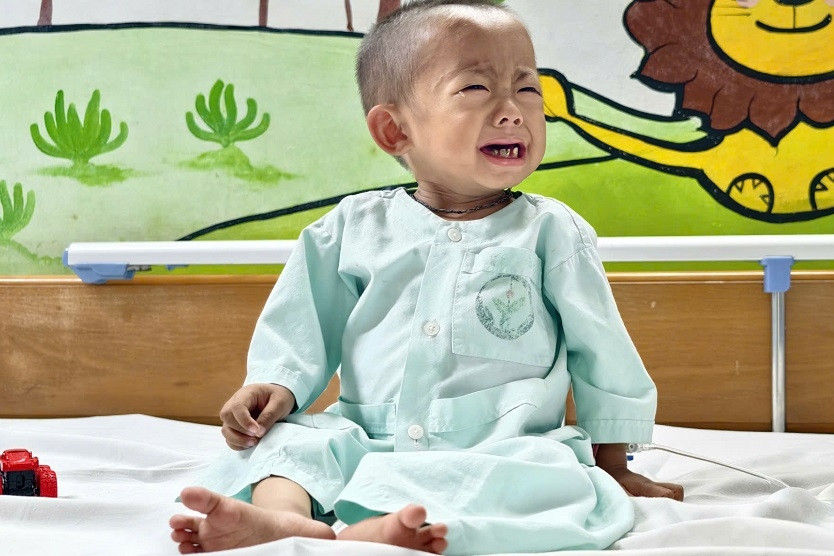 Bé trai dân tộc Xinh Mun cần 20 triệu đồng phẫu thuật cắt lách