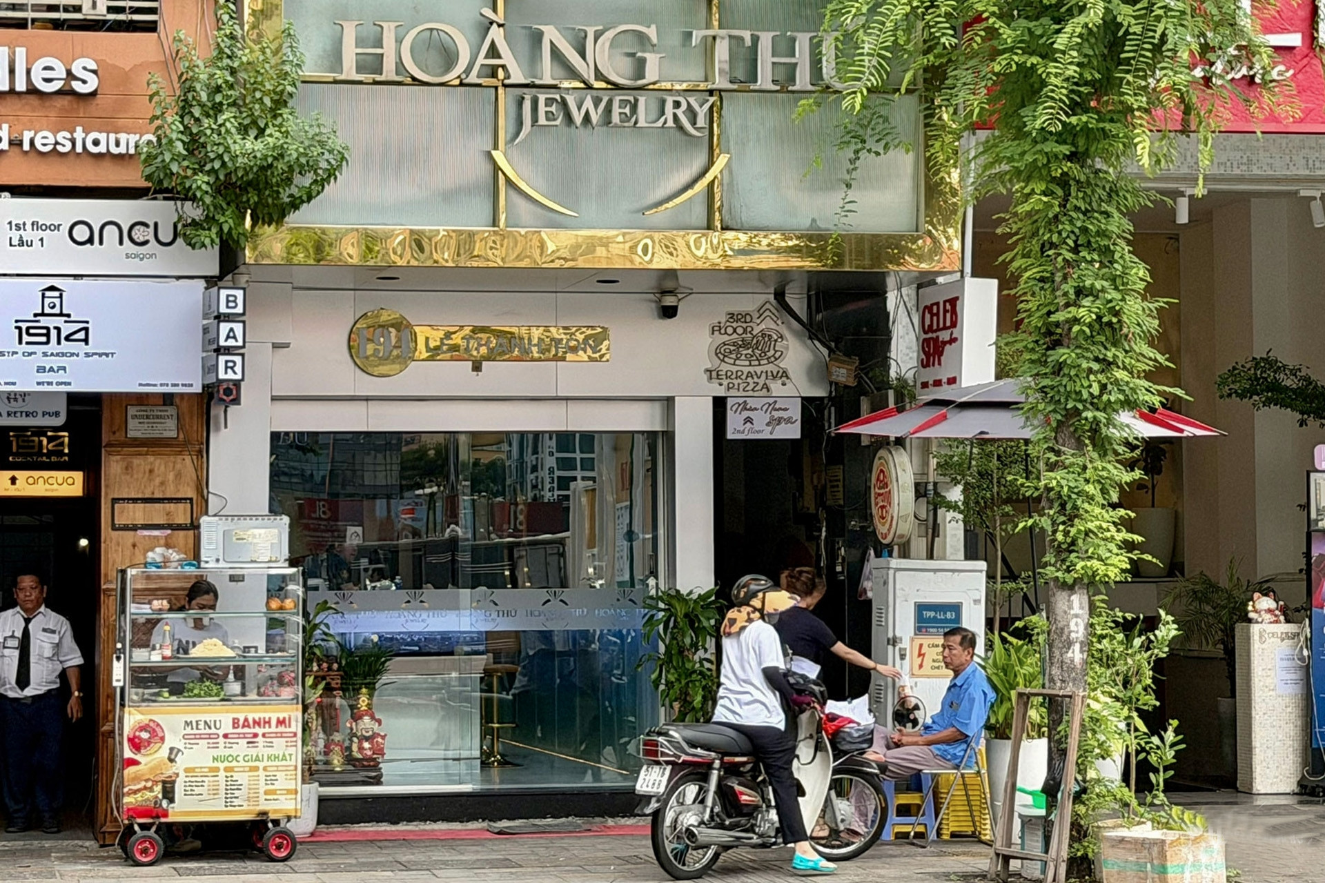 Các phố kim cương rơi vào cảnh chưa từng thấy, tiệm mở cửa đón gió