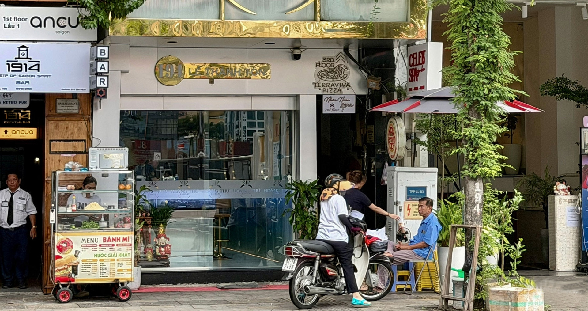 Các phố kim cương rơi vào cảnh chưa từng thấy, tiệm mở cửa đón gió
