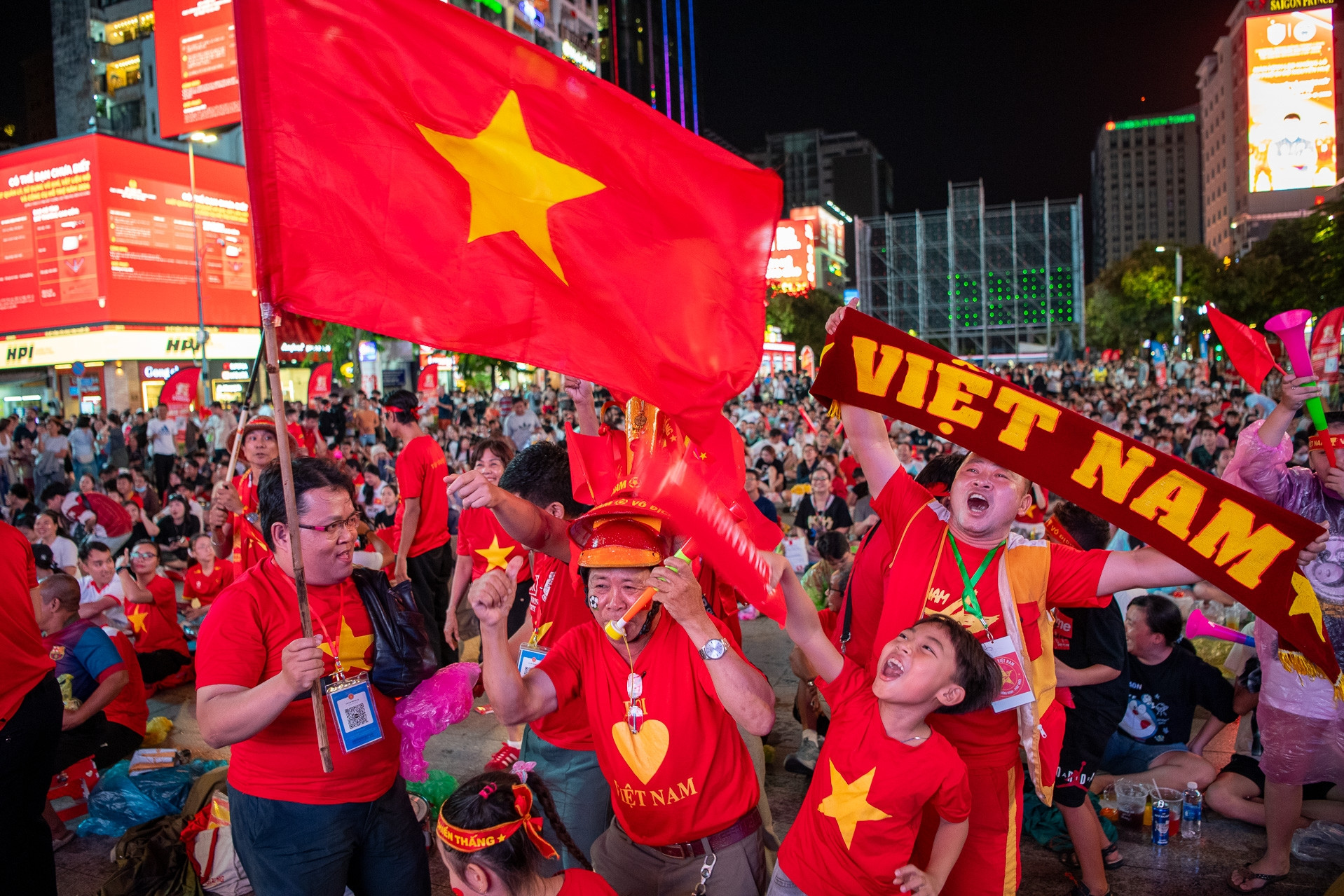 CĐV Việt Nam vỡ òa khi đội tuyển vào chung kết ASEAN Cup 2026 chạm trán Thái Lan