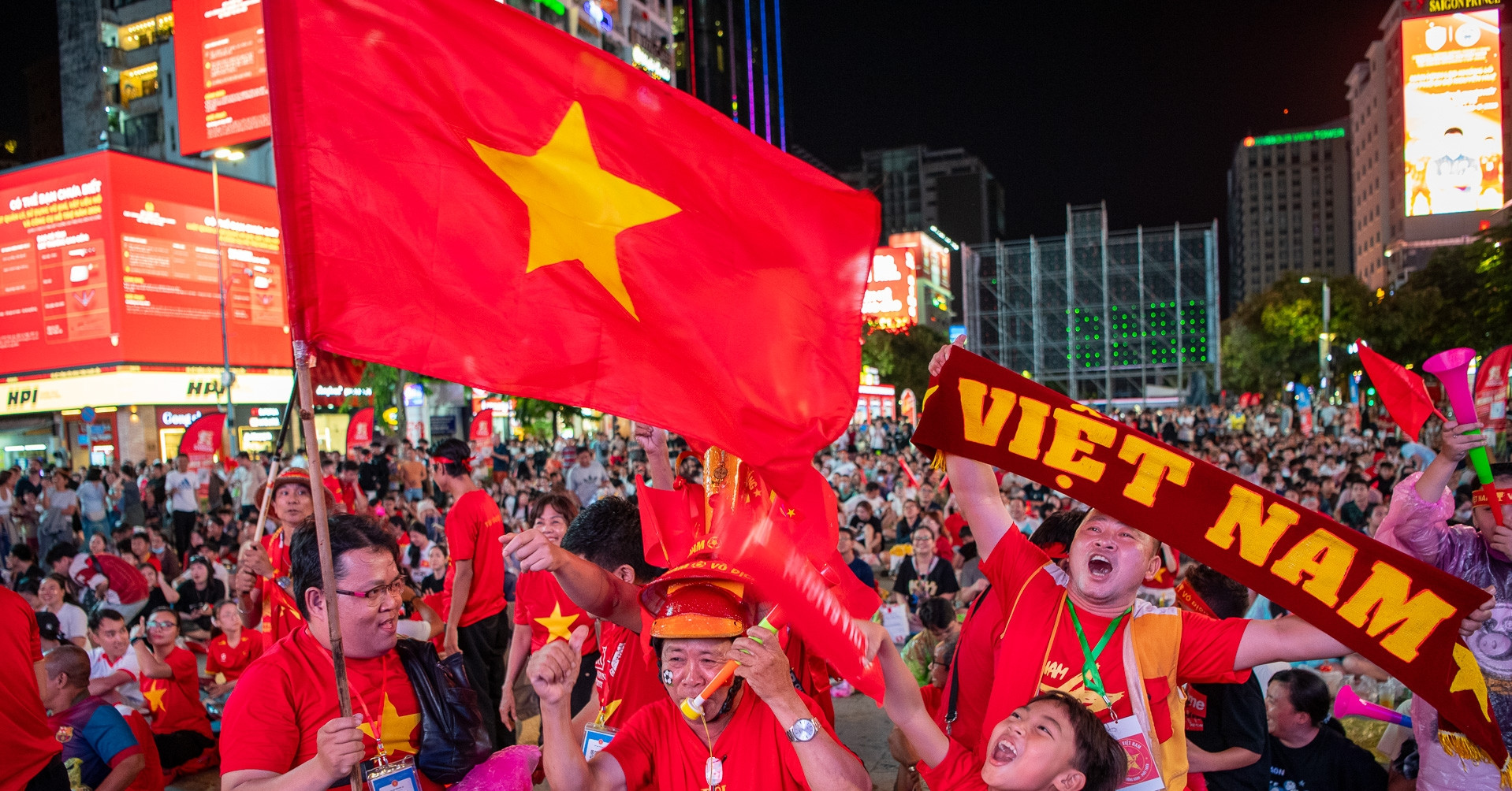 CĐV Việt Nam vỡ òa khi đội tuyển vào chung kết ASEAN Cup 2026 chạm trán Thái Lan