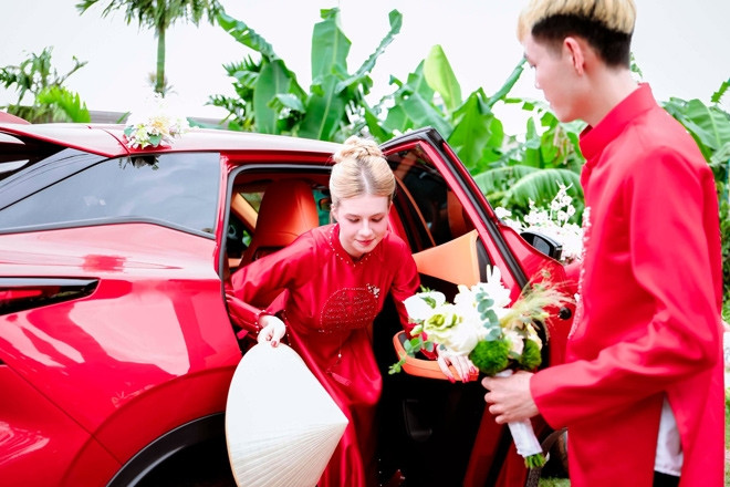 Cô dâu Nga xinh như búp bê, bất ngờ vì được tặng vàng trong đám cưới ở Quảng Trị